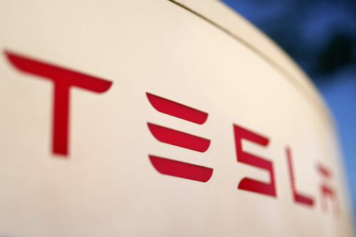 Trabalhador da Tesla dormia no seu carro para cumprir as metas de produção