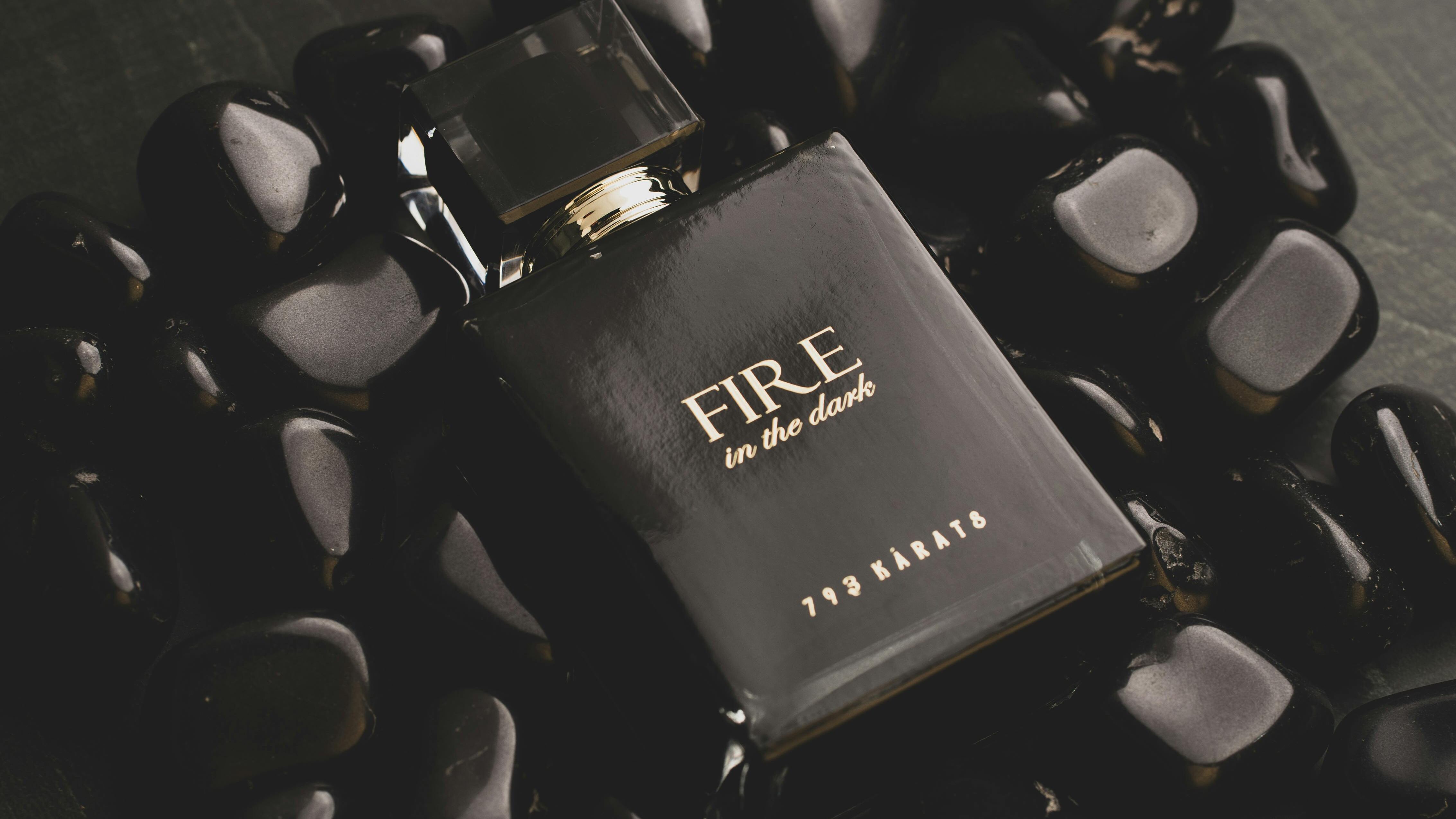 Frasco de perfume preto