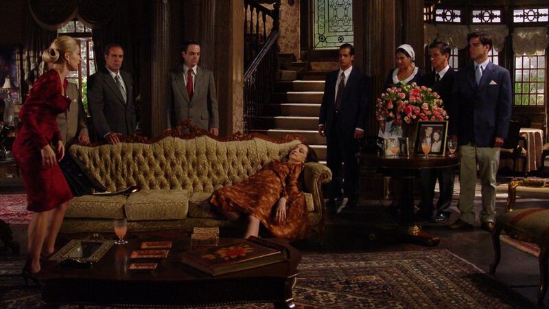 Em Alma Gêmea, Débora morre envenenada após um brinde com Serena, Rafael e Cristina