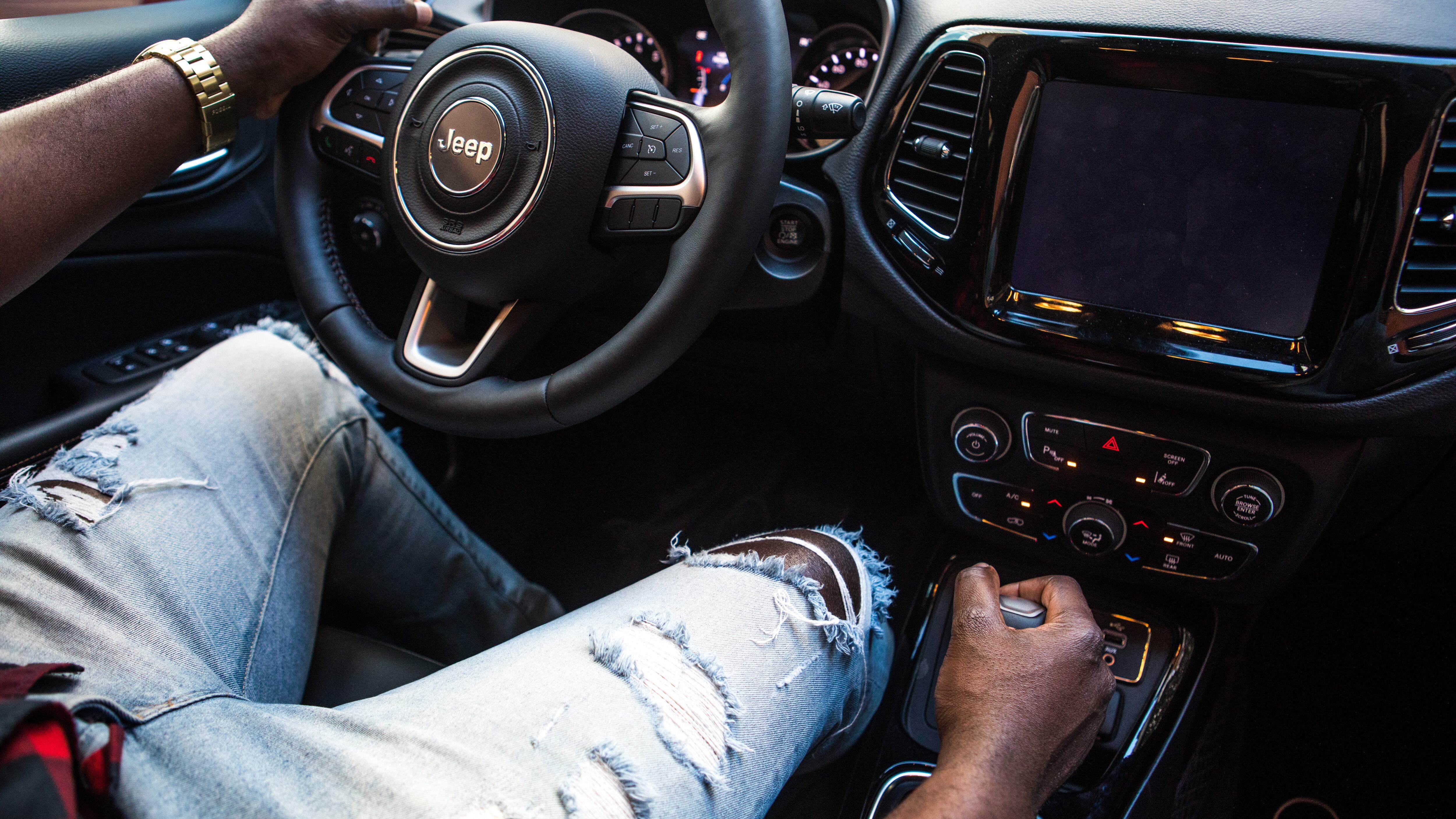 Silhueta masculina dirigindo carro