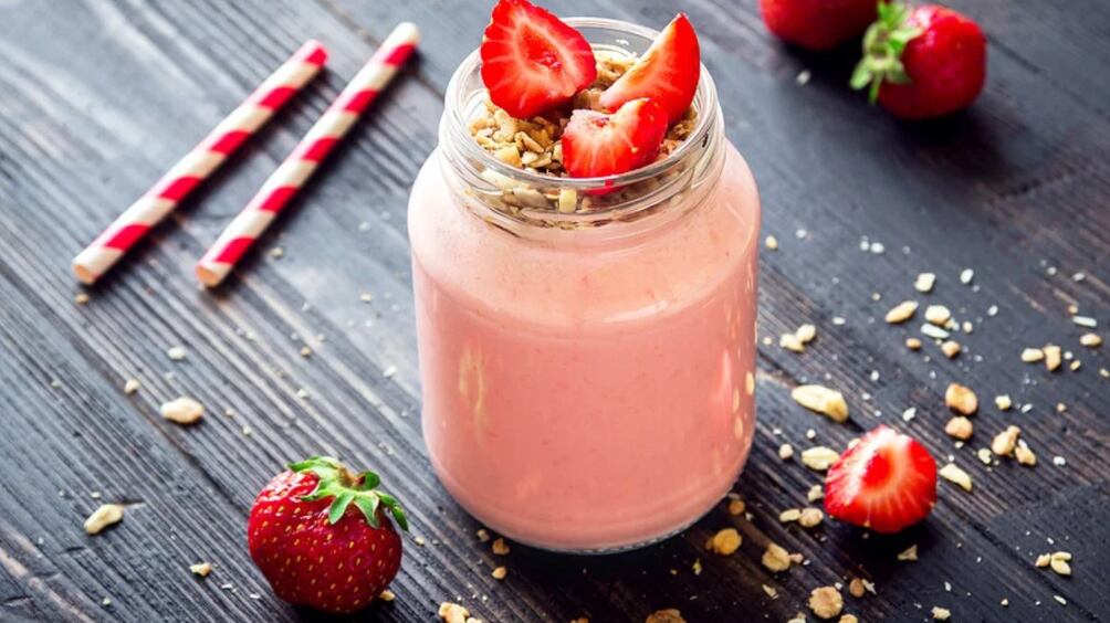 Bebida caseira com aveia e morango que ajuda a emagrecer e é fácil de preparar