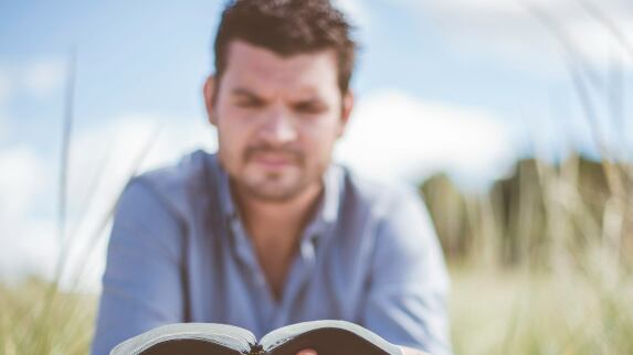 Pesquisa internacional revelou como a religião influencia leis em diferentes países