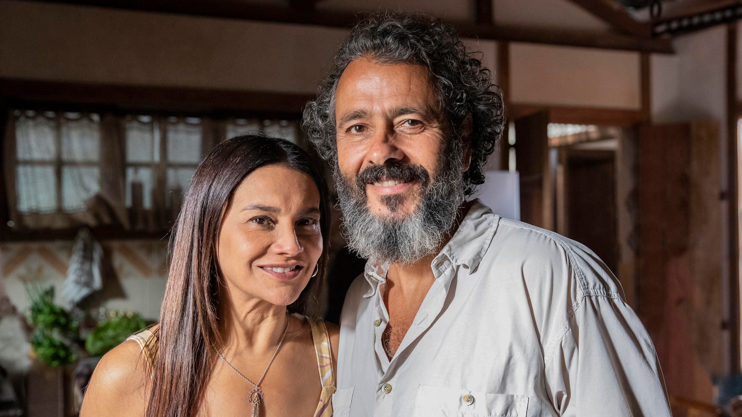 Na reta final de "Pantanal", Filó (Dira Paes) encontra José Leôncio (Marcos Palmeira) morto
