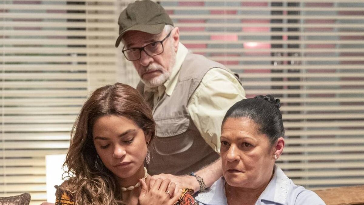 Mistério sobre o pai de Brisa (Lucy Alves) volta a ser um problema de "Travessia"