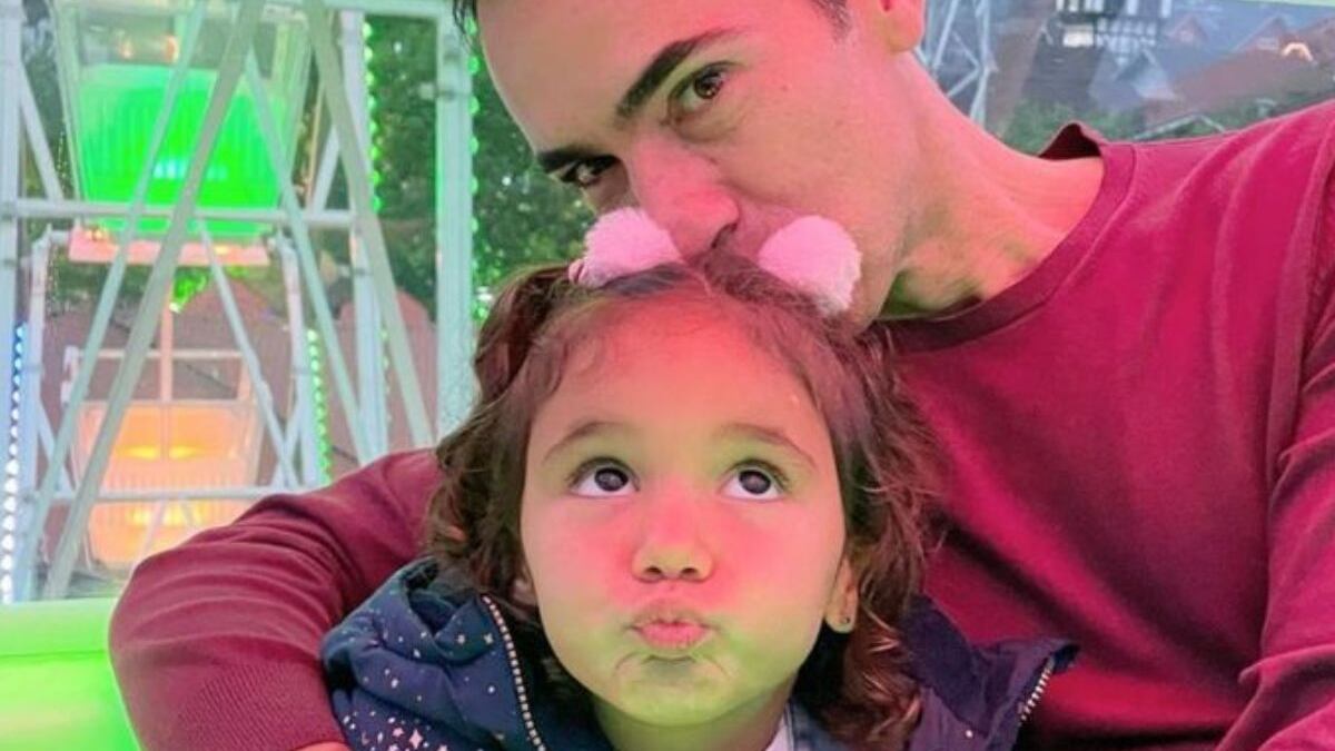 Cesar Tralli faz visita surpresa para Manu, de três anos