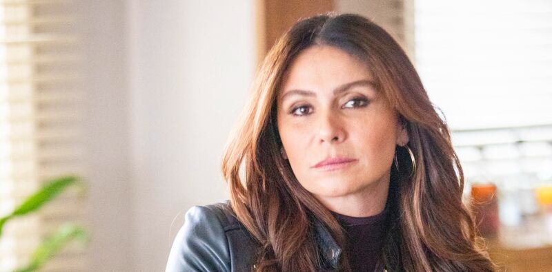 Travessia: Helô (Giovanna Antonelli) descobre que Stênio (Alexandre Nero) desapareceu durante viagem ao exterior