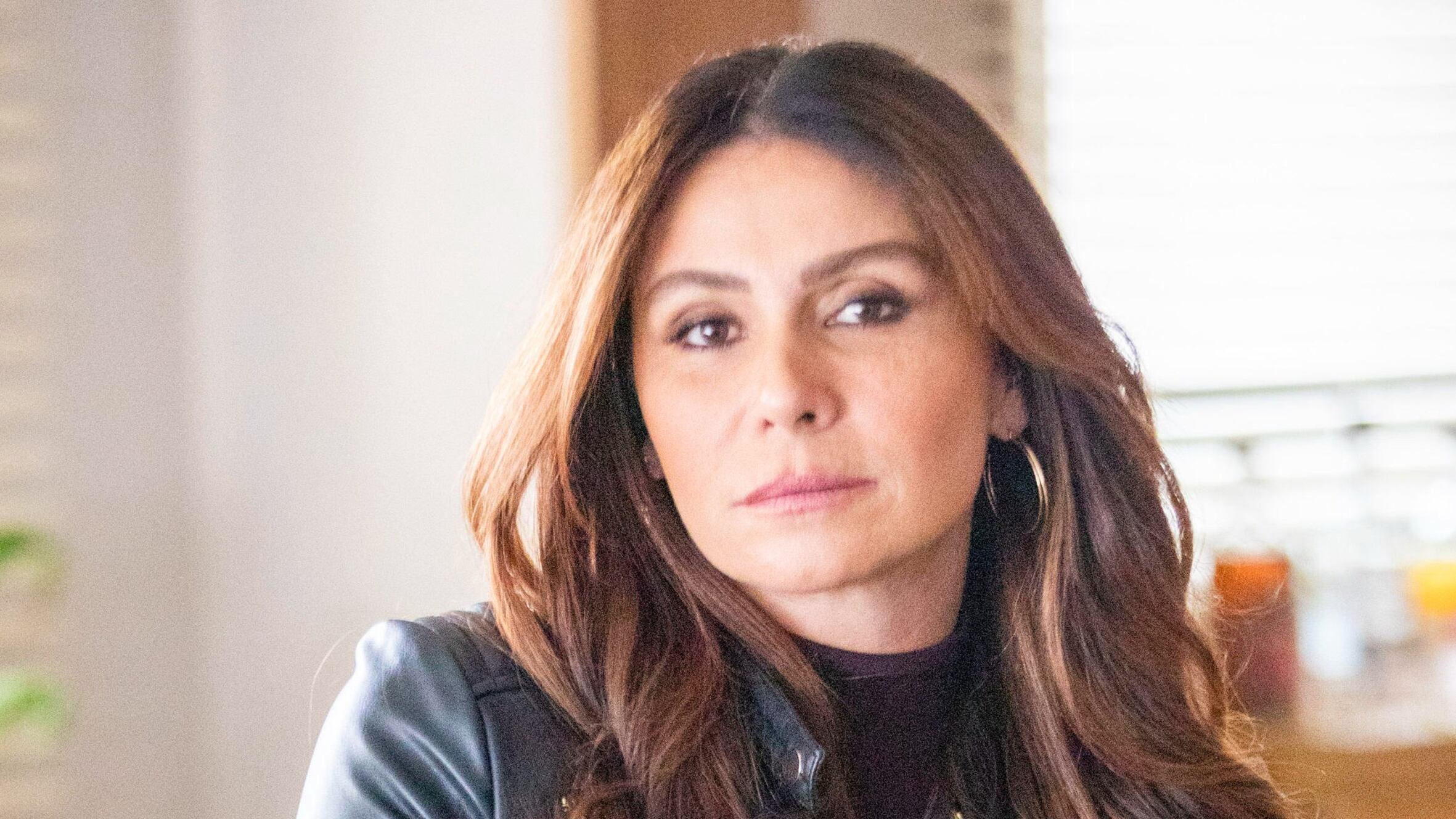 Travessia: Helô (Giovanna Antonelli) descobre que Stênio (Alexandre Nero) desapareceu durante viagem ao exterior