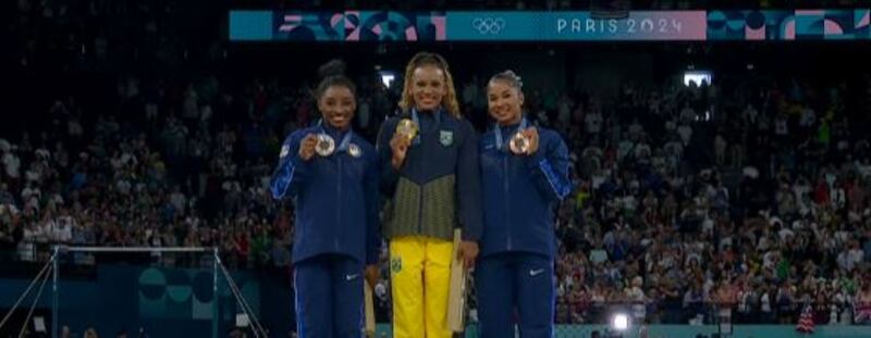 Rebeca Andrade no lugar mais alto do pódio.