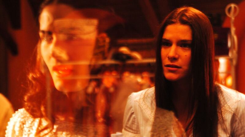 Na novela Alma Gêmea, o espírito de Luna (Liliana Castro) deixa um recado sobre amor para Serena (Priscila Fantin)