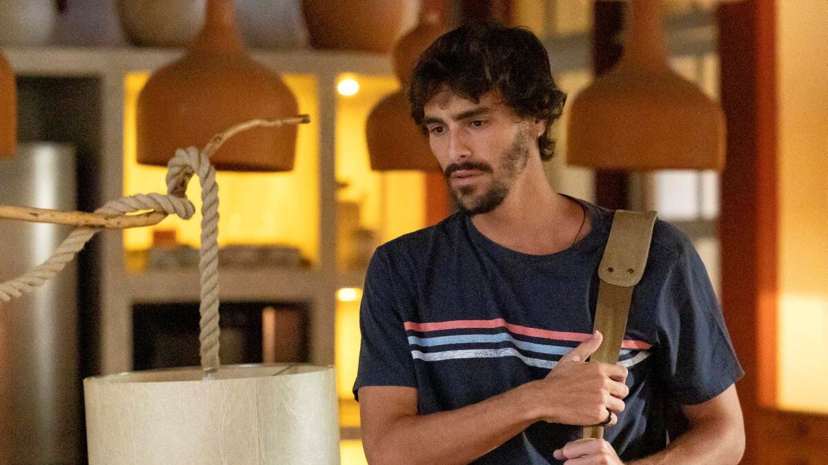 Cristiano (Bruno Montaleone) descobre que foi traído por Michele (Alanis Guillen)
na reta final de Mania de Você