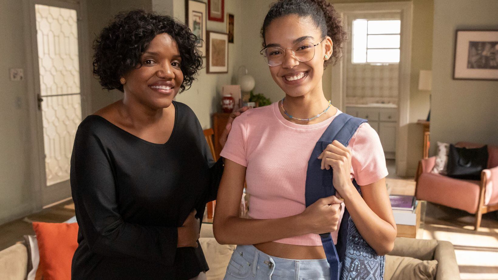 Remake de Elas por Elas Márcia (Mary Sheyla) e Vic (Bia Santana) nos bastidores da novela da Globo