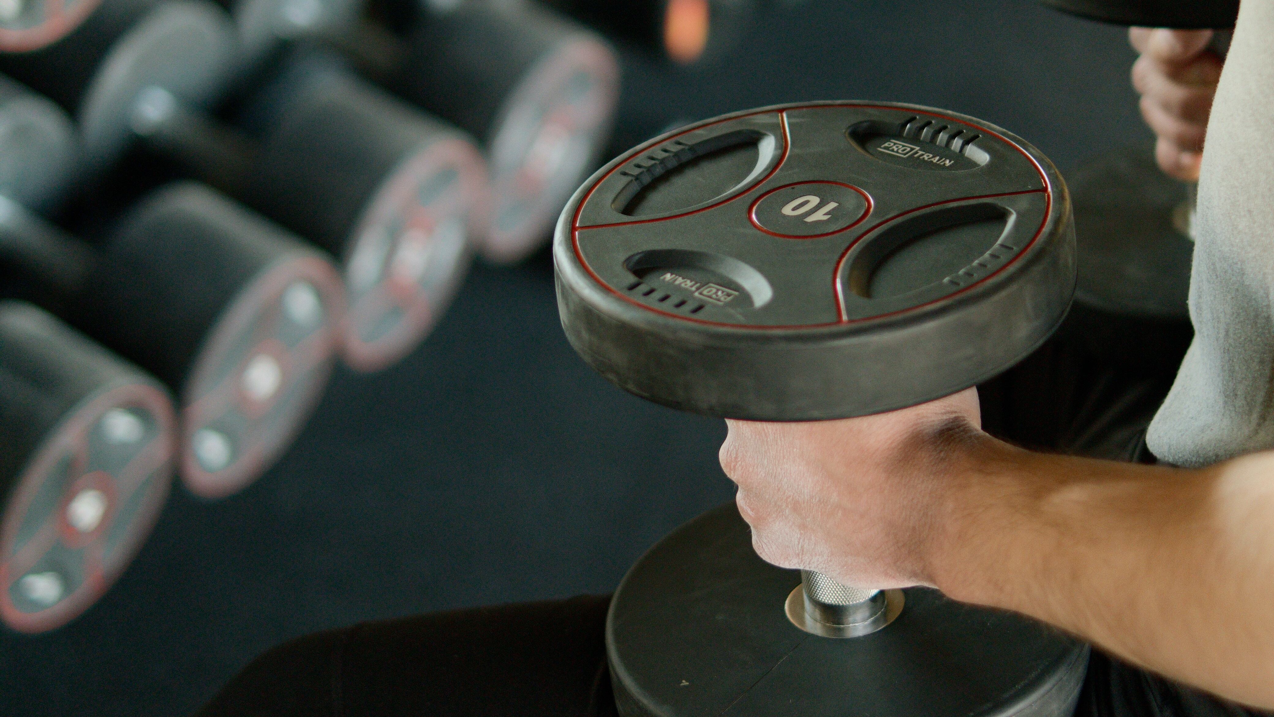 Indiano realizou cirurgia para retirar anilha presa no pênis