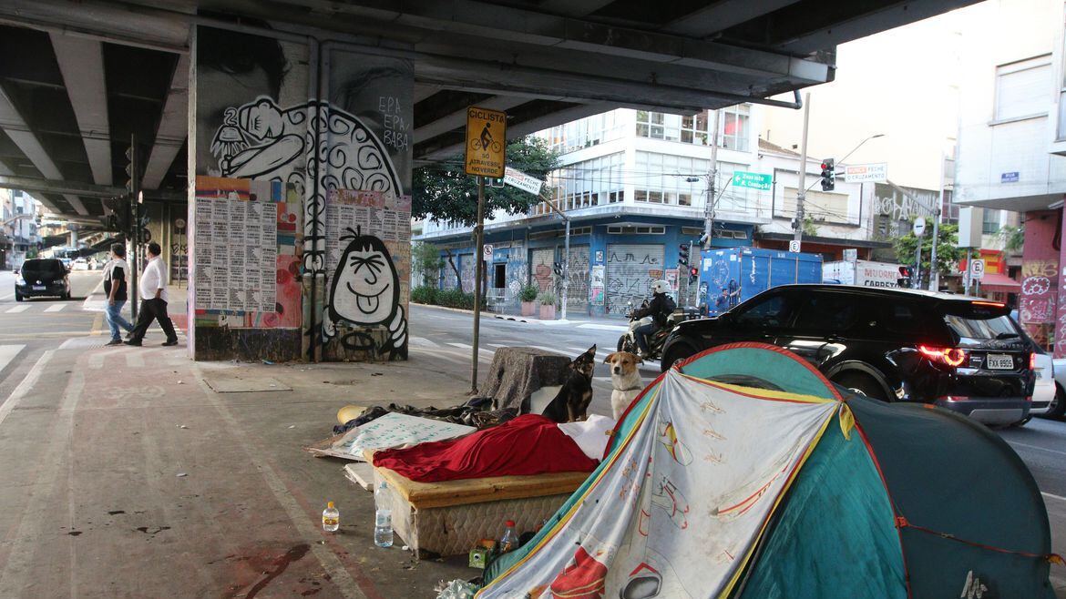 Barracas em baixo de ponte no centro de SP