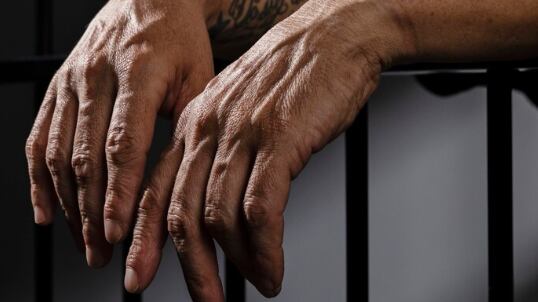 Hombre de mediana edad pasar tiempo en la cárcel