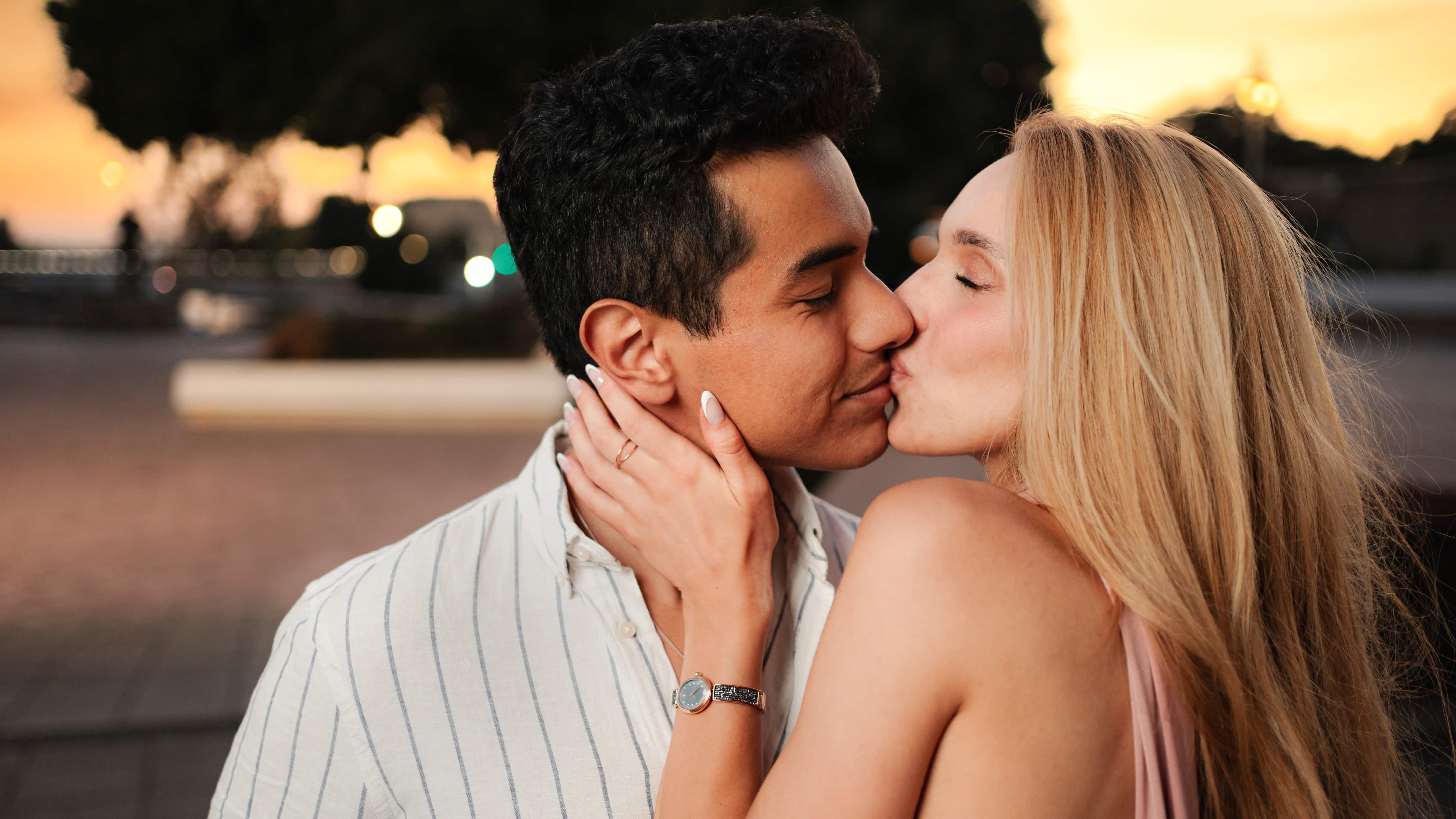 La mayoría inclina la cabeza a la derecha al besar