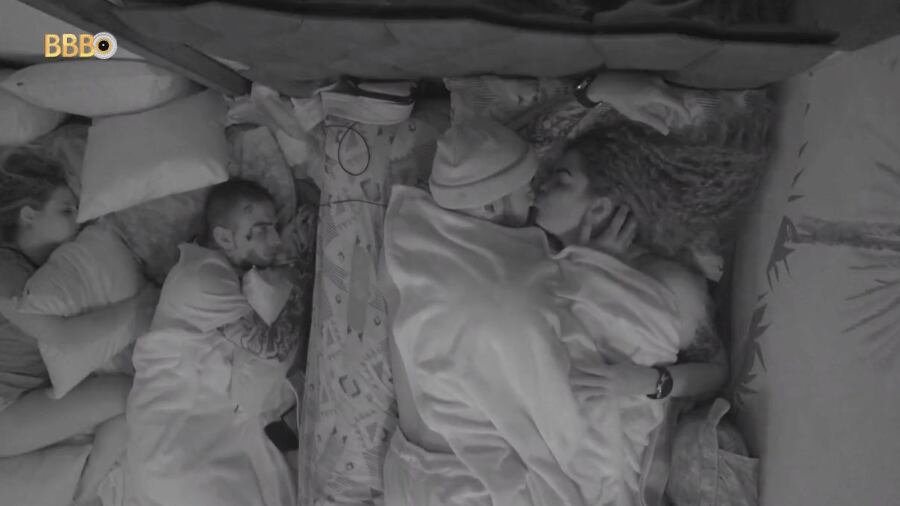 BBB 23: Paula e Ricardo dormem na mesma cama