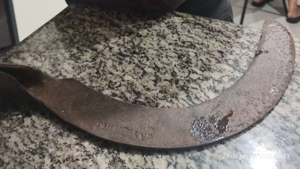 Idosa de 60 anos é ameaçada pelo próprio filho com foice no RJ; suspeito foi preso