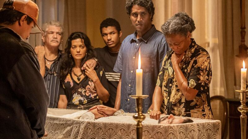 Na novela Renascer, Rodrigo Simas não usou dublê para gravar cena dentro do caixão