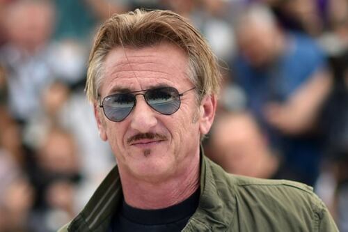 Sean Penn desfilou no tapete vermelho com a namorada 34 anos mais nova
