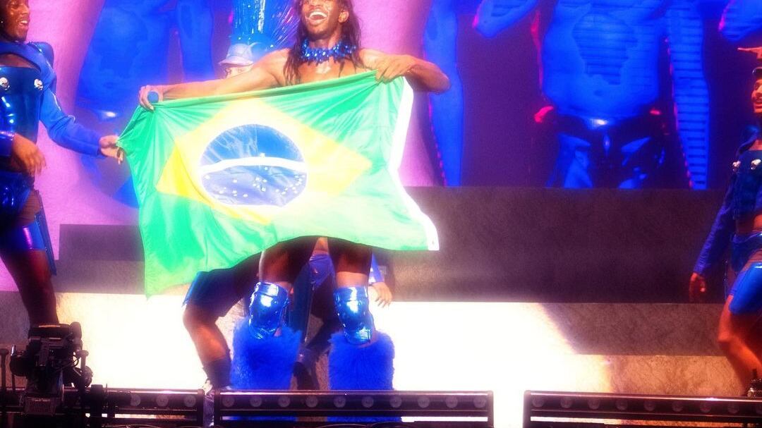 Lil Nas X é atingido por brinquedo sexual durante show