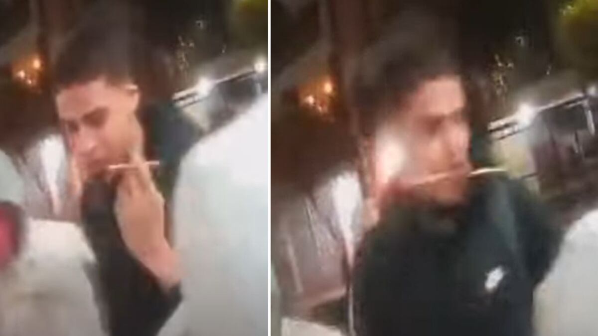 Mesmo mirando a arma para a vítima, ele não parou de comer