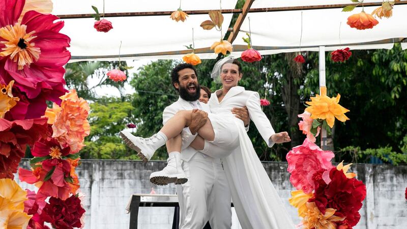 Kelvin (Diego Martins) e Ramiro (Amaury Lorenzo) casaram no final de Terra e Paixão, novela que furou a fila e substituiu Travessia