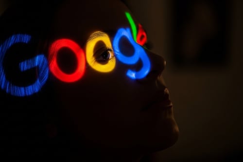 Geopolítica, música e escândalo: o Google revela as 5 pessoas mais pesquisadas no mundo em 2025