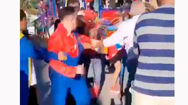 Homens fantasiados brigam em feita turística em Teresópolis