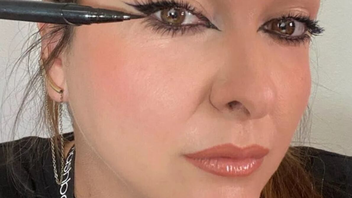 Para quem tem olhos no lado menor, a maquiadora orienta delinear o centro da linha dos cílios com um delineador nude para abrir ainda mais os olhos.