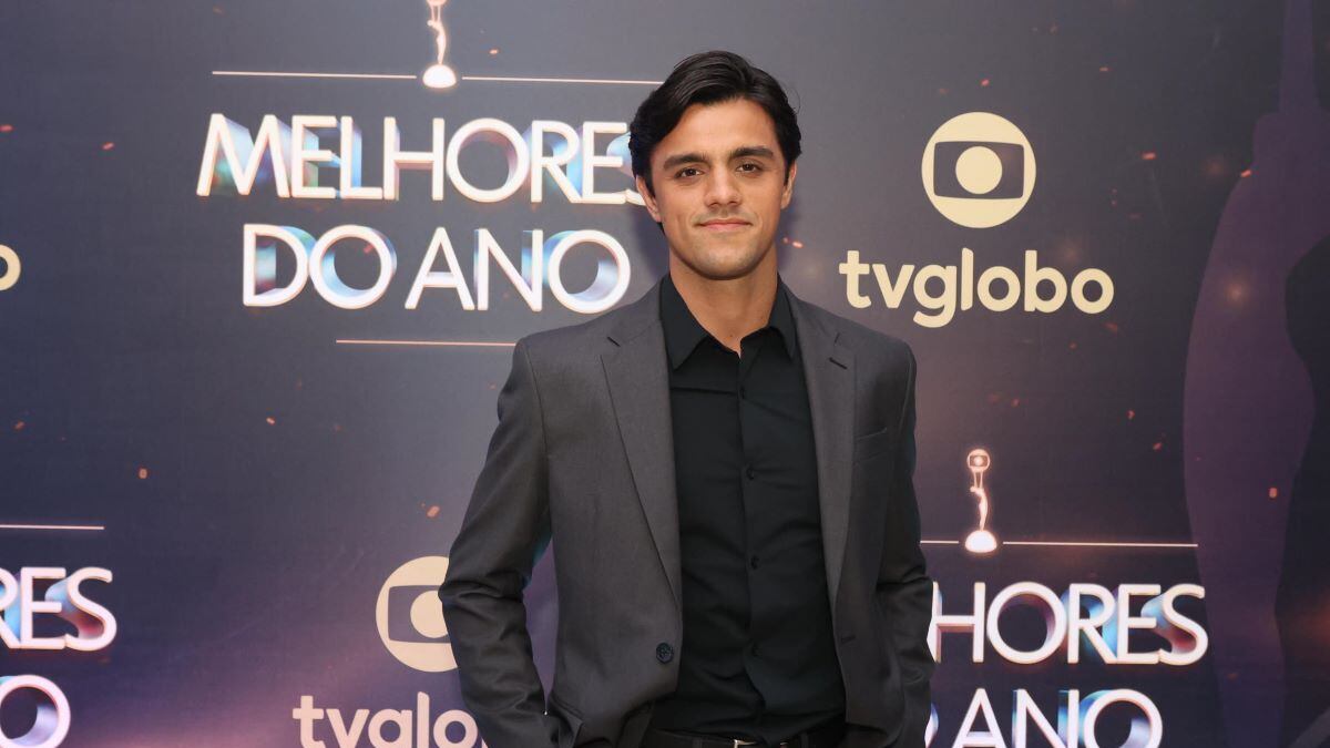 Felipe Simas vive motorista de aplicativo preconceituoso na novela Dona de Mim, após recusar papel de médico na série na série Paulo, O Apóstolo, da Record