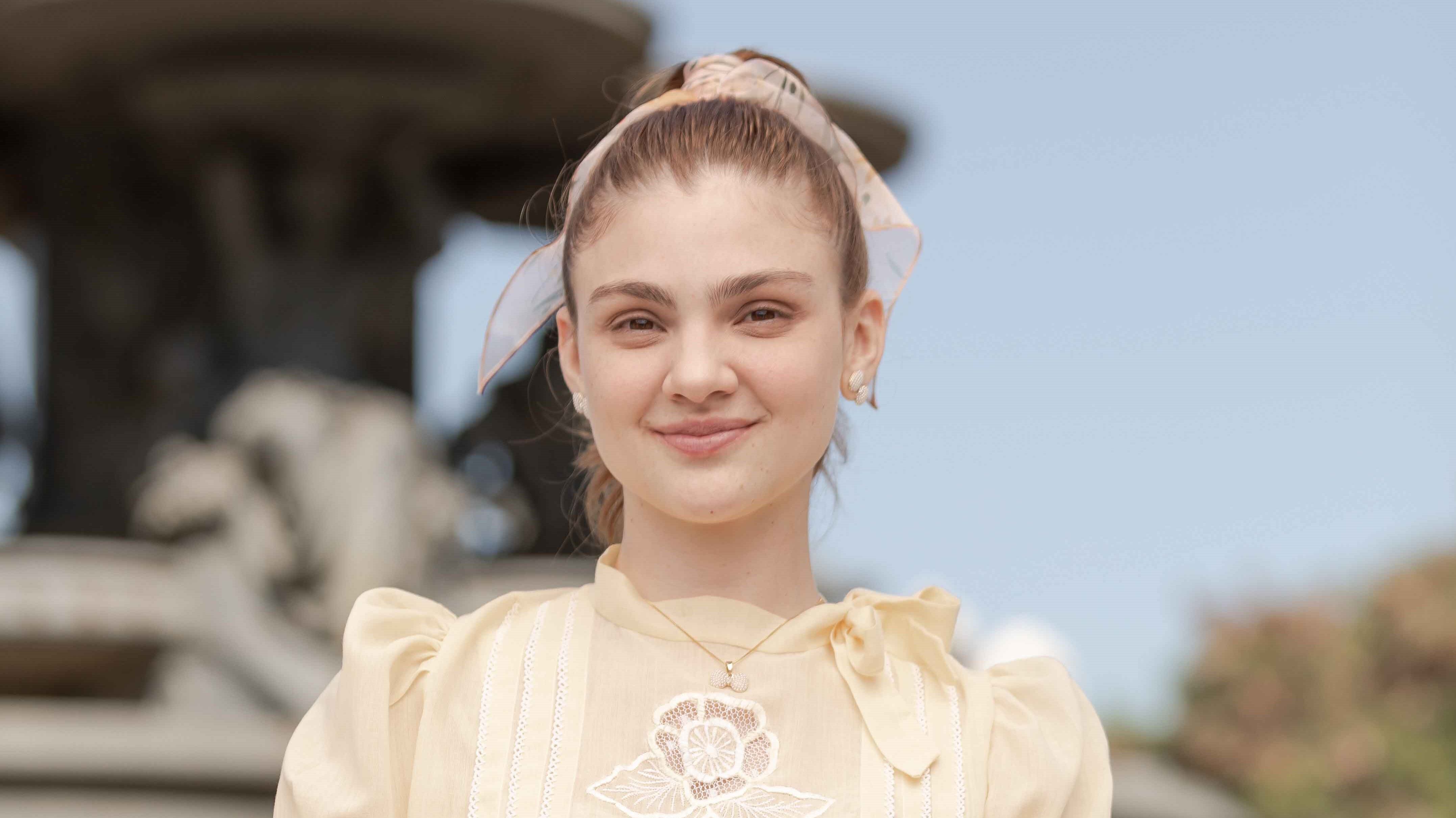 Celeste (Debora Ozório) chega ao fundo do poço em Garota do Momento e namoro com Edu (Caio Manhente) é proibido por Raimundo (Danton Mello)