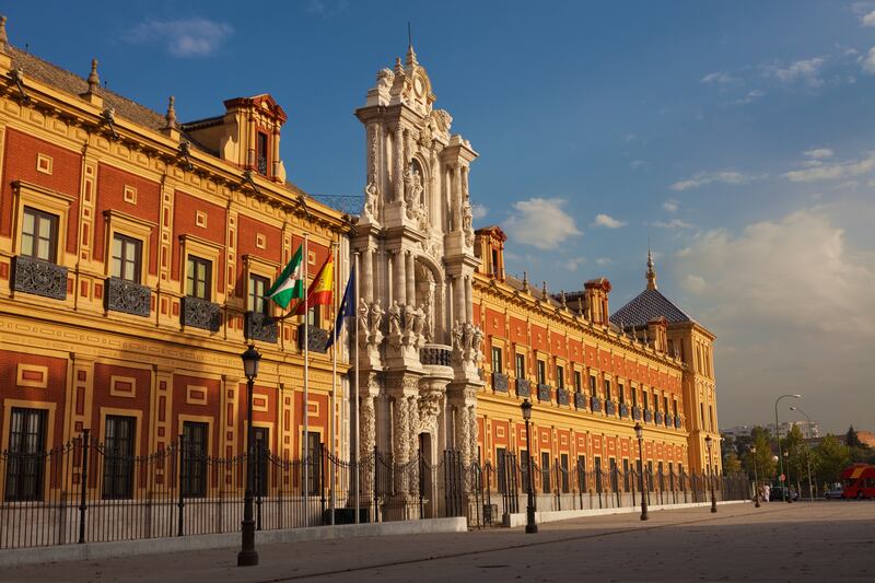 Reputación académica, programas de estudio, facultad, recursos, red de alumnos y oportunidades de networking son algunas de las cosas que debes considerar