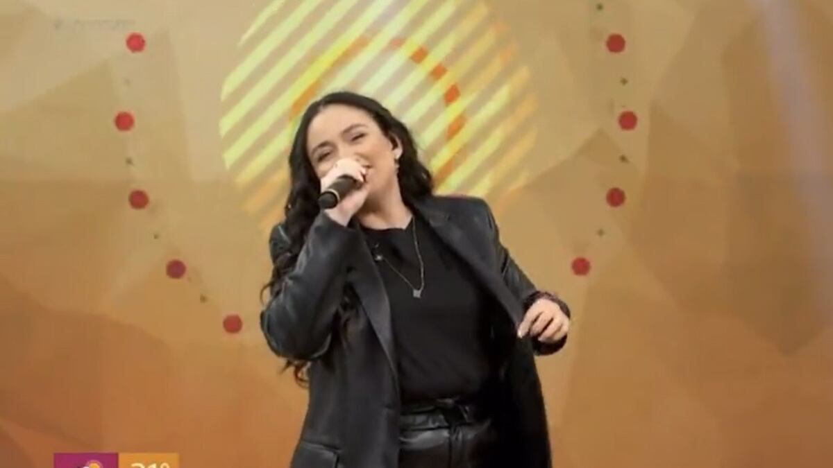 Luiza Martins canta no palco do "Encontro com Patrícia Poeta"