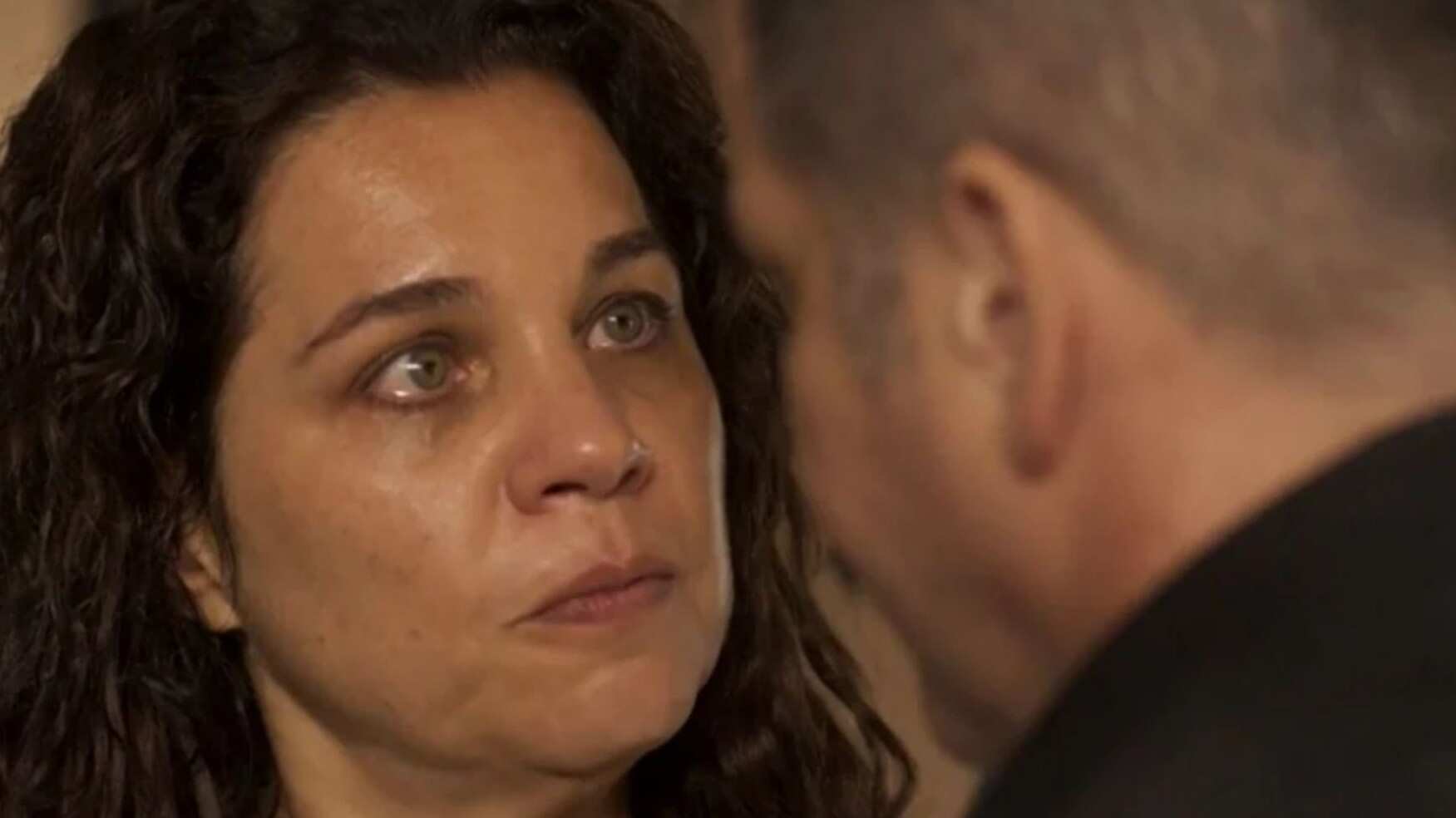 Com medo de perder sua fortuna, Tenório (Murilo Benício) pede perdão para Maria Bruaca (Isabel Teixeira)