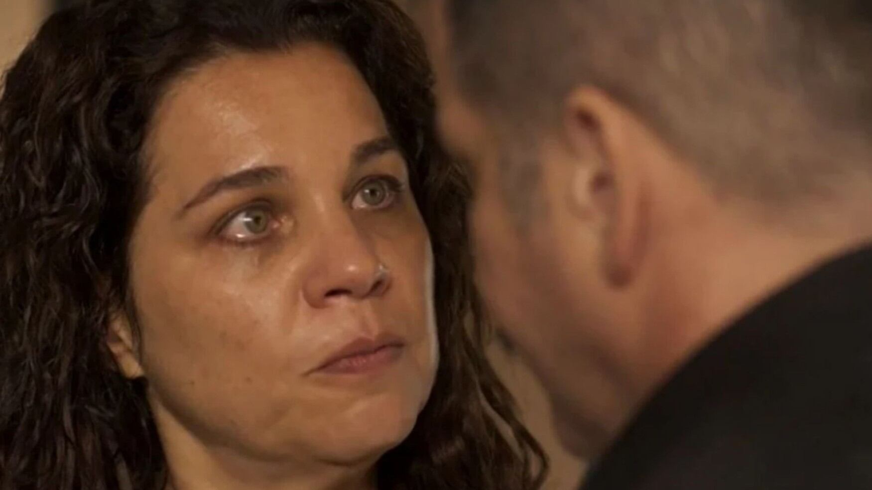 Com medo de perder sua fortuna, Tenório (Murilo Benício) pede perdão para Maria Bruaca (Isabel Teixeira)