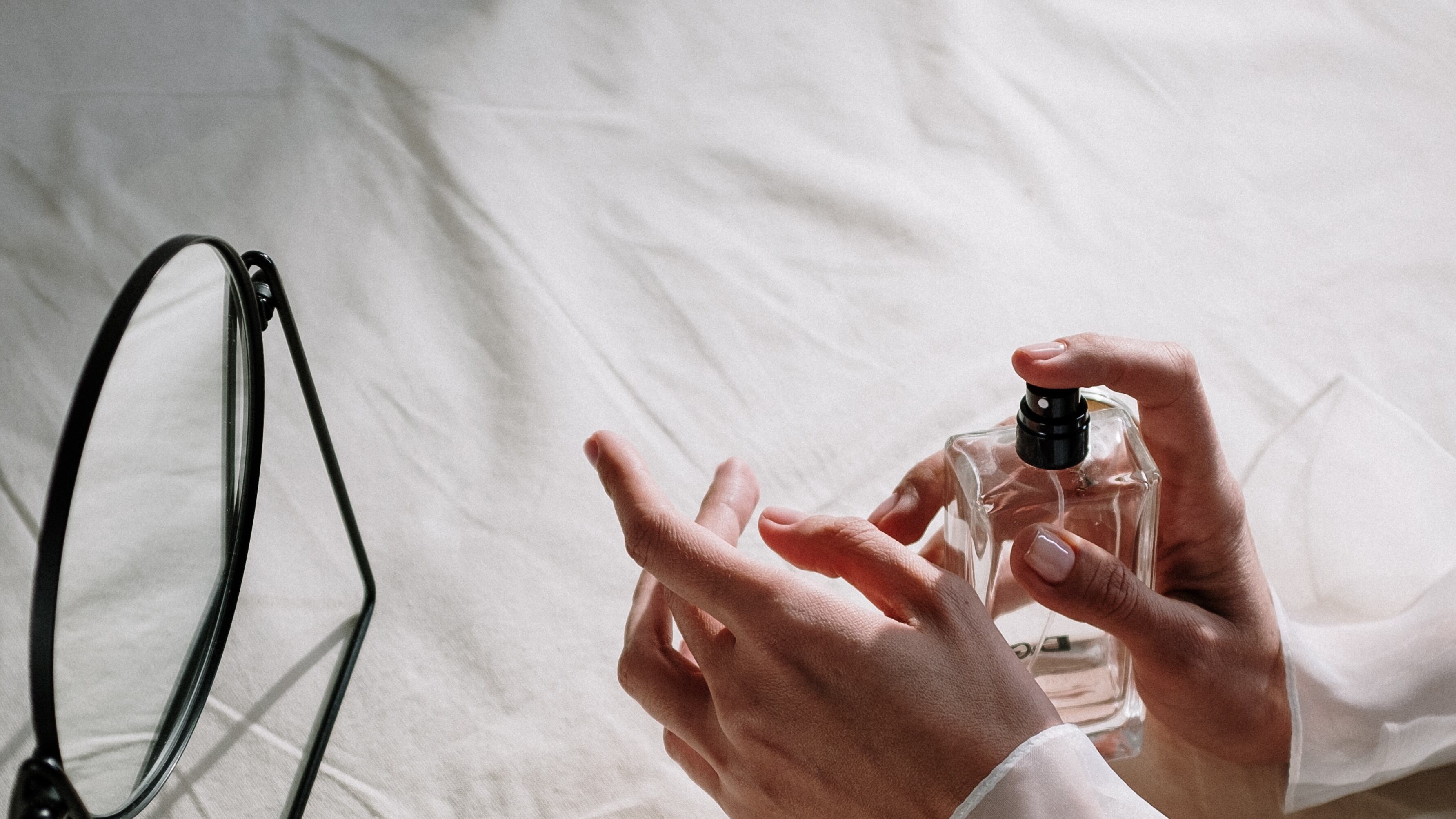 Mulher passando perfume