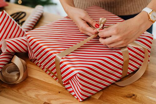 Mulher afirma que sogra ‘roubou’ presente de seu carrinho durante preparativos de Natal e se indigna