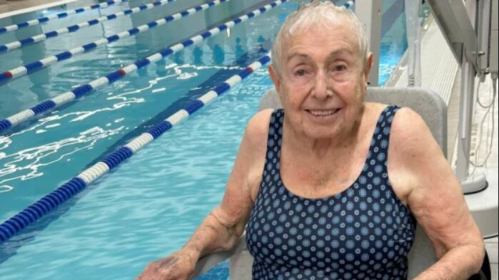 Vivian Levy, aos 104 anos na academia de natação que frequenta todos os dias