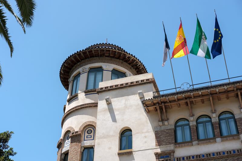 Reputación académica, programas de estudio, facultad, recursos, red de alumnos y oportunidades de networking son algunas de las cosas que debes considerar