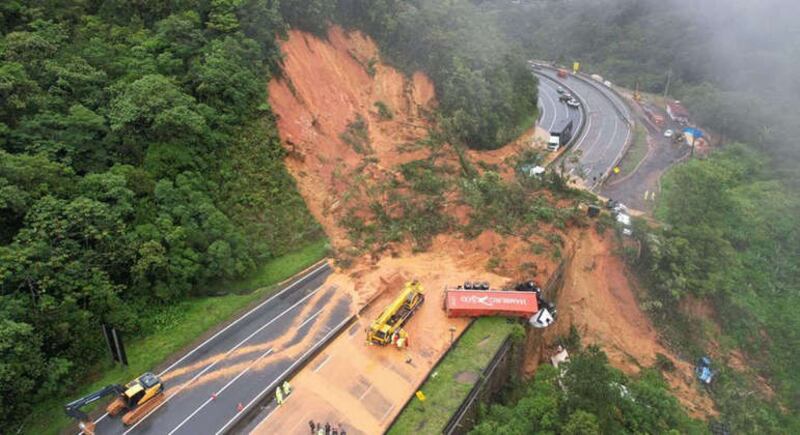 Bombeiros estimam ao menos 30 desaparecidos na BR-376