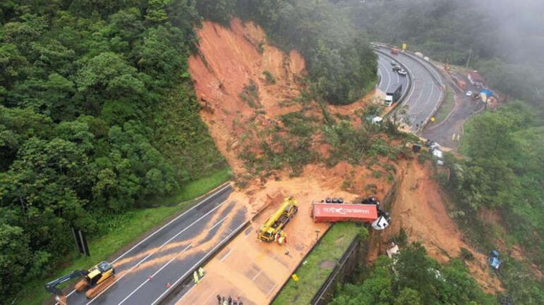 Bombeiros estimam ao menos 30 desaparecidos na BR-376
