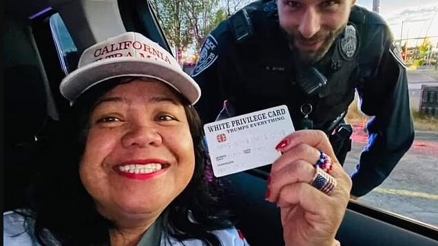 Mulher escapa de multa ao apresentar ‘cartão de privilégio branco’ à polícia