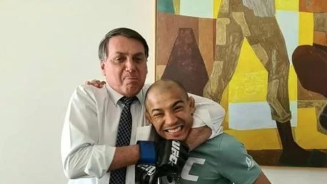 Políticos norte-americanos pedem que ele deixe o país