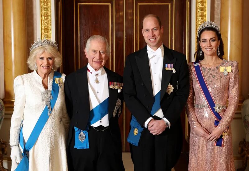 O Rei Charles, a Rainha Camilla, o Príncipe William e a Princesa Kate Middleton em festa no Palácio de Buckingham — Foto: Getty Images