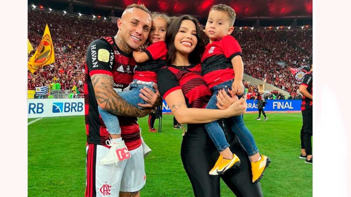 Everton Cebolinha, a esposa e os filhos