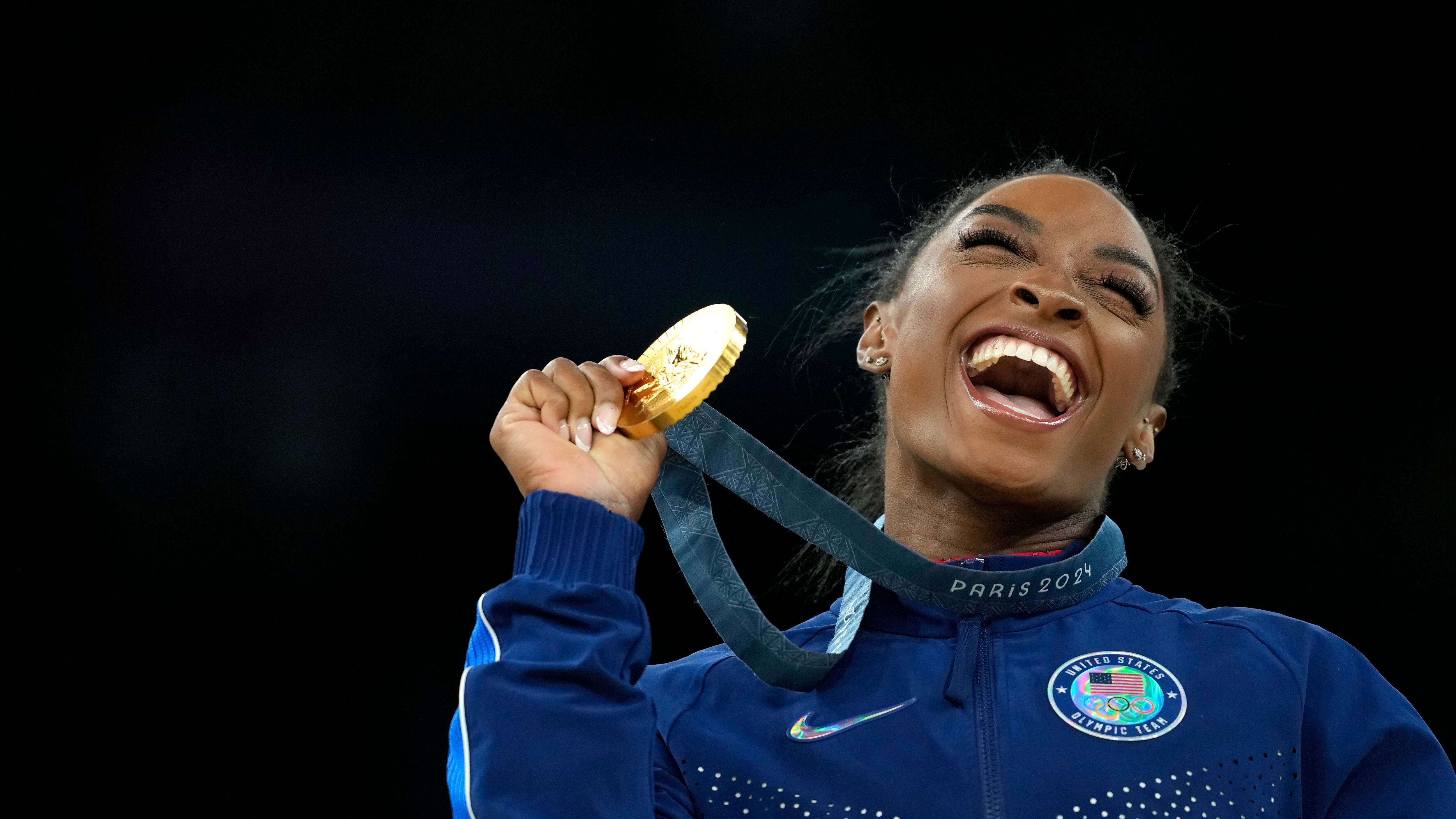 La estadounidense Simone Biles celebra su medalla de oro en las finales de viga de equilibrio de gimnasia artística de los Juegos Olímpicos, el sábado 3 de agosto de 2024, e París. (AP Foto/Francisco Seco)