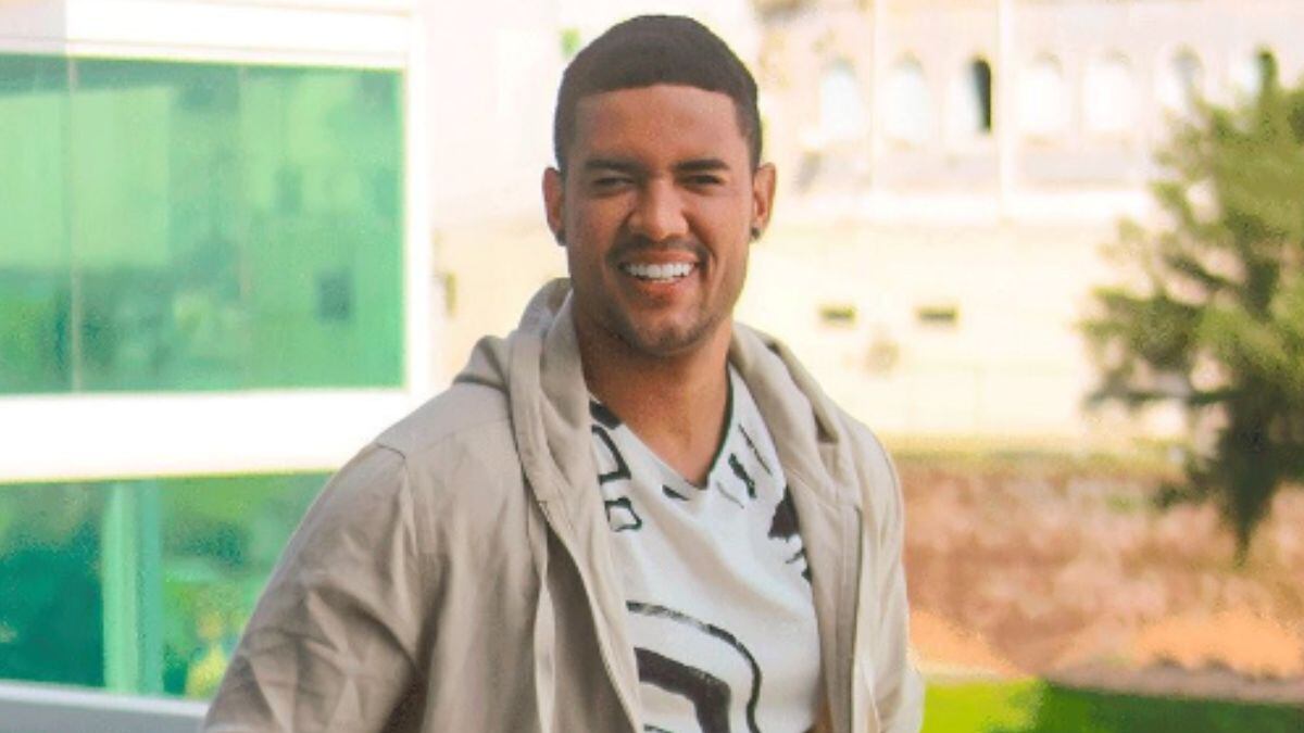 Clevinho Santana tatua abelha em homenagem à vocalista do Calcinha Preta