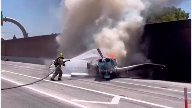 Bombeiros apagam incêndio em avião que desceu na rodovia, na Califórnia