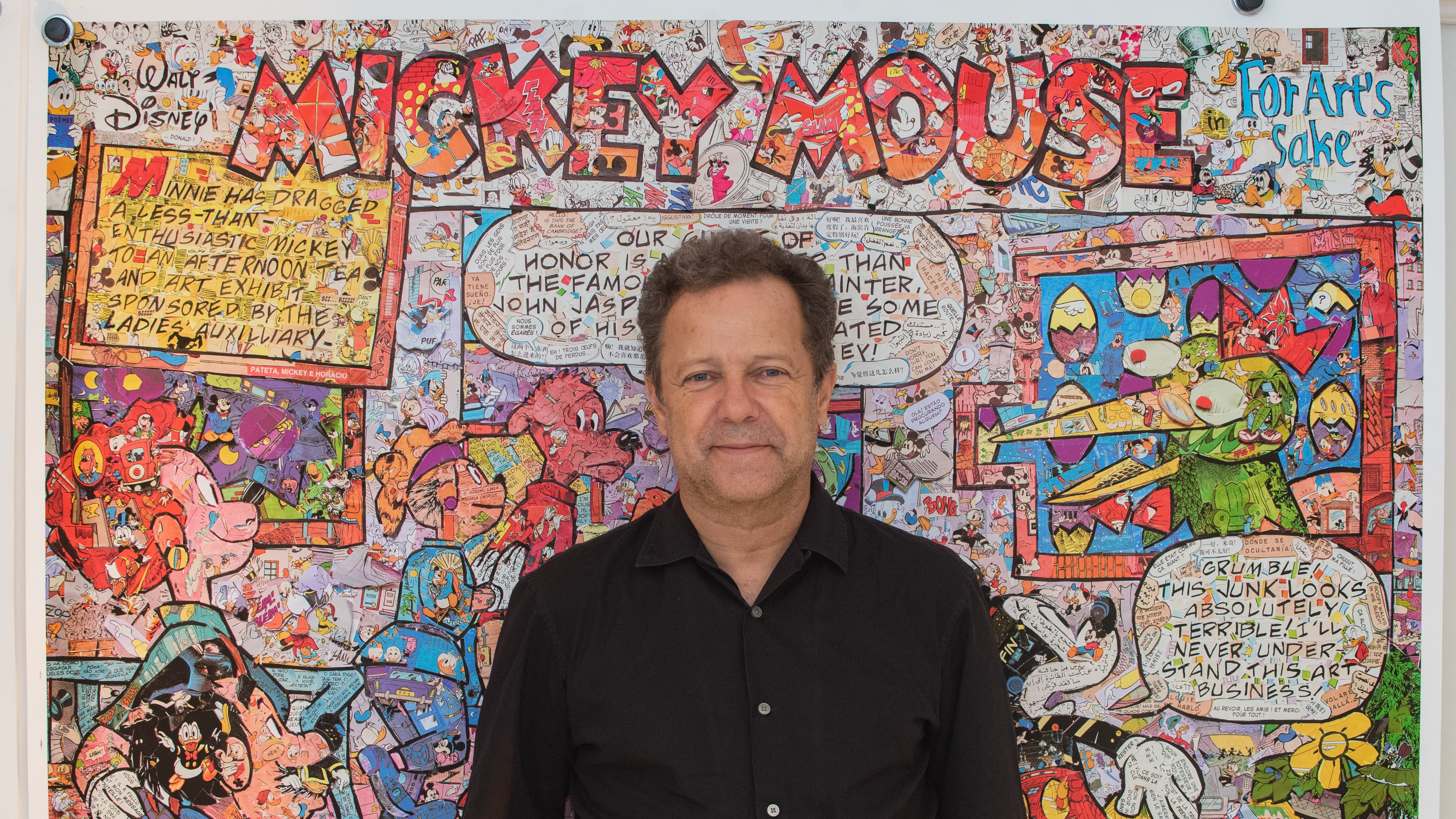 Vik Muniz em frente à instalação "GIBI"