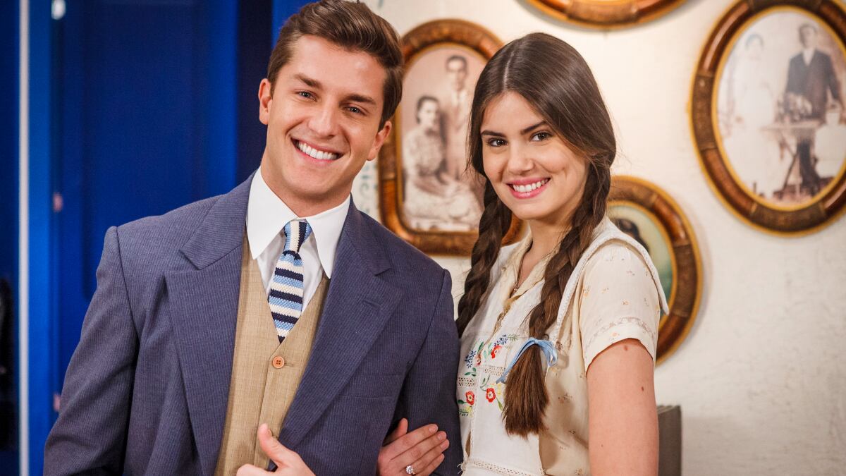 Klebber Toledo e Camila Queiroz nas gravações da versão original de 'Êta Mundo Bom!', novela de Walcyr Carrasco que pode ganhar continuação em 2025